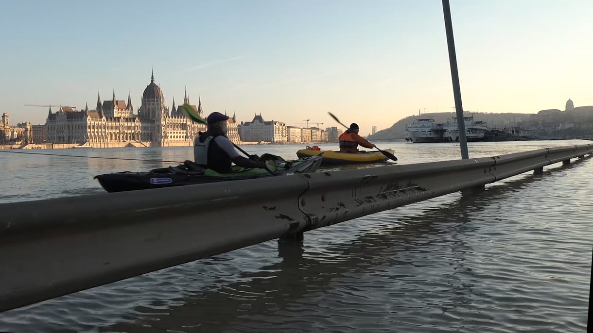 Kajakról néztük meg a budapesti áradást - videó