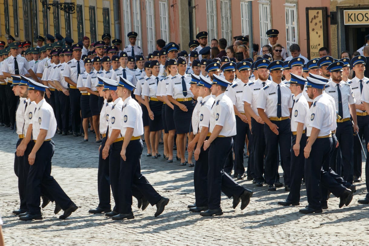 Kötelezően meg kell venni az új egyenruhát, de a ruhapénzt 15 éve nem emelte a belügy