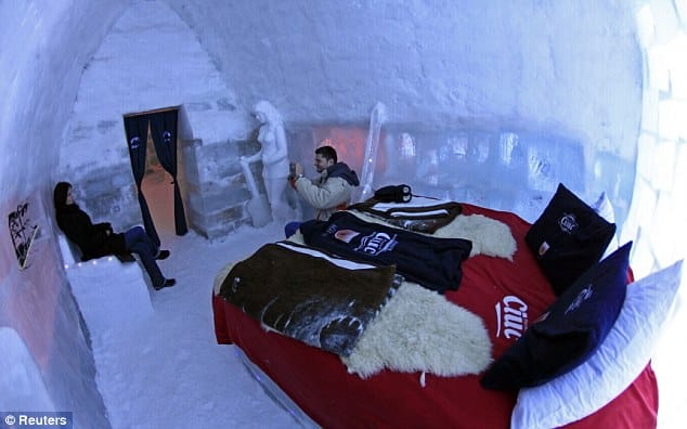 Így néz ki az első kelet-európai jéghotel a Fogarasokban
