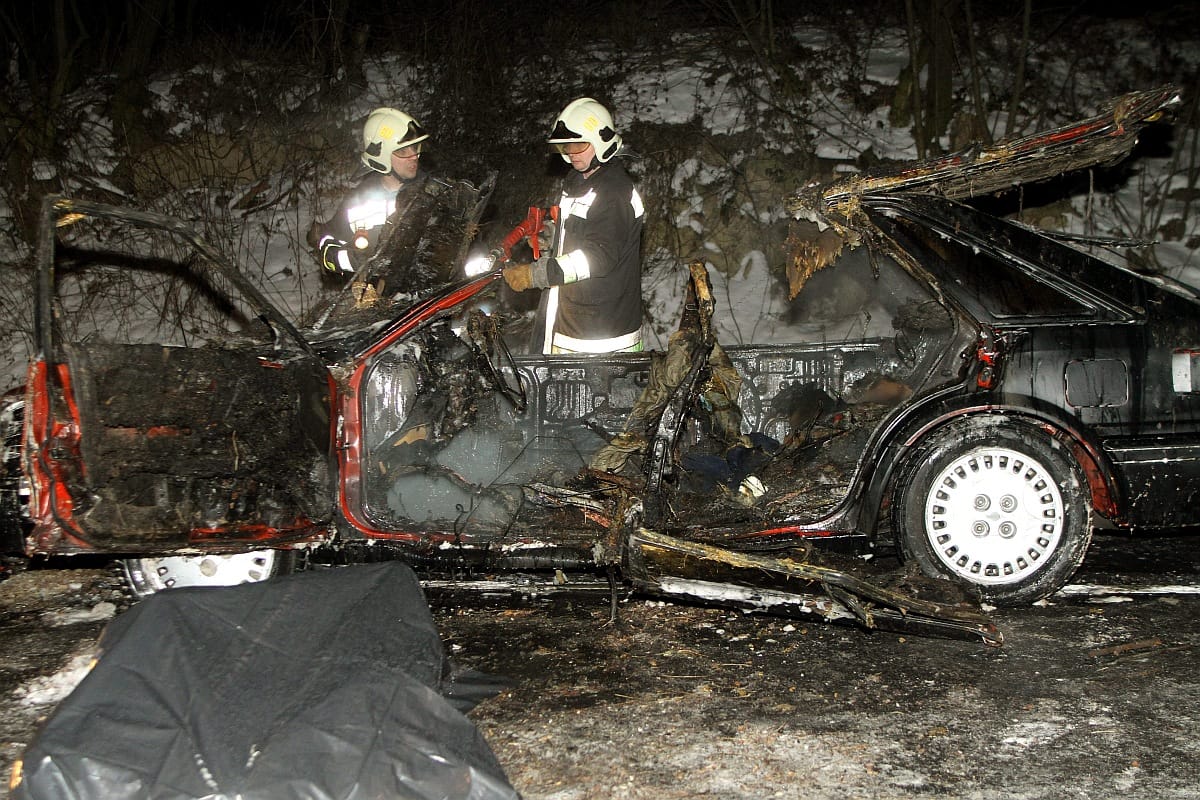 Bennégett a sofőr az Isaszegnél kigyulladt autóban