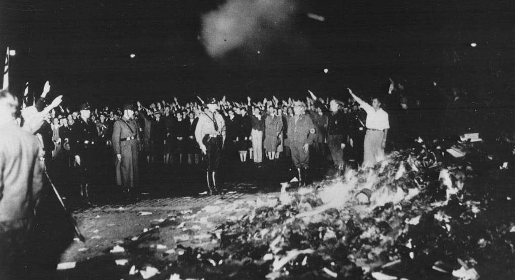 Amikor Erich Kästner végignézte, ahogy elégetik a könyveit 