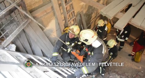 Videó: Aknába zuhant munkást mentettek a tűzoltók Budapesten