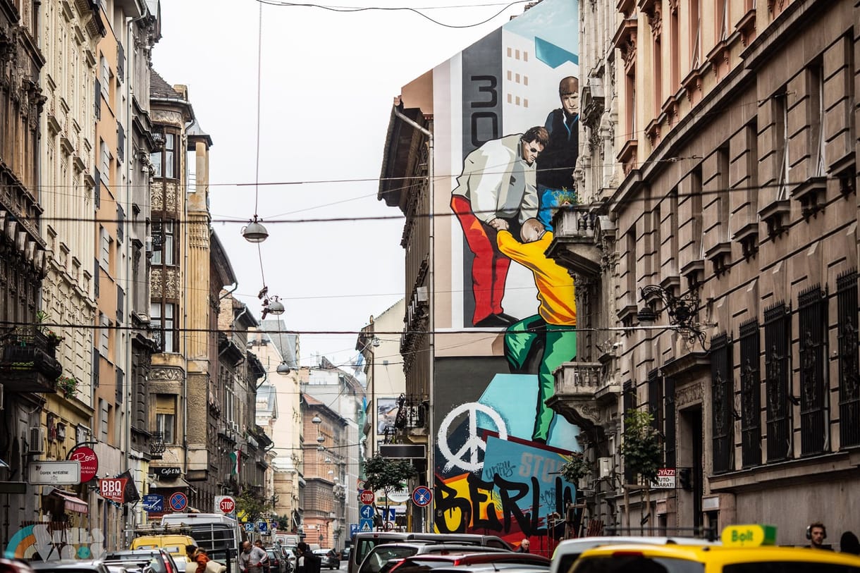 Németország újraegyesítését festették meg egy hetedik kerületi tűzfalra