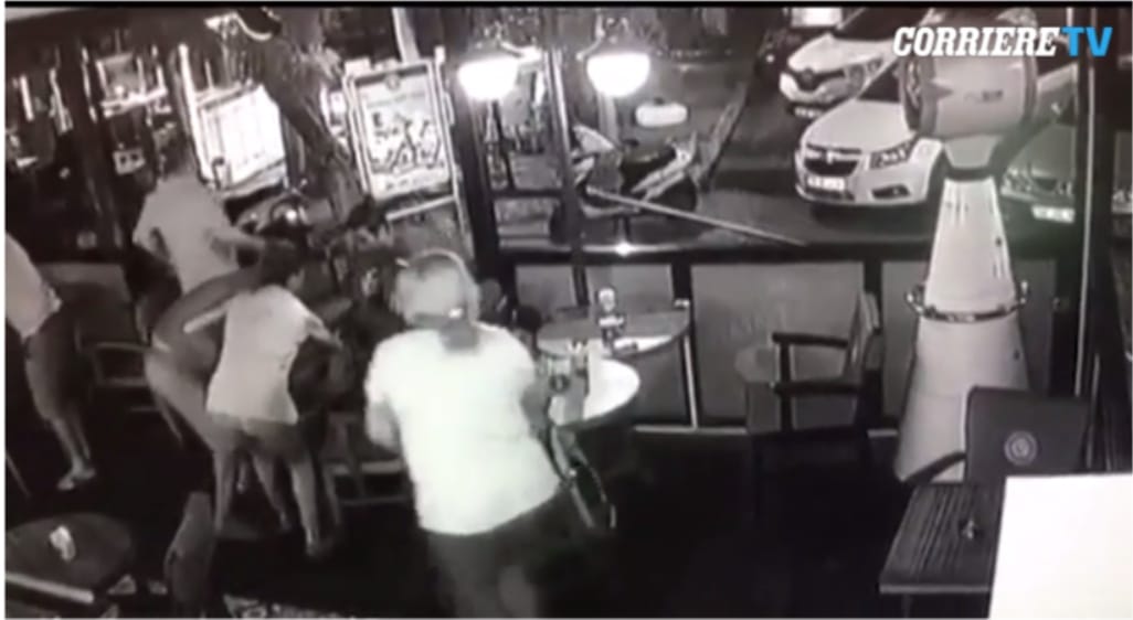 Videó: Egy török bár kamerája felvette a földrengés pillanatait