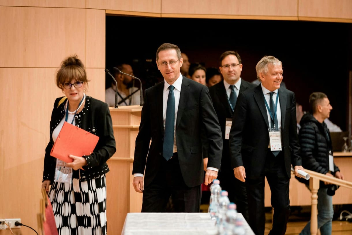 Hét csapás sújtja az országot, mondta Varga Mihály, aki pesszimistább a bankároknál