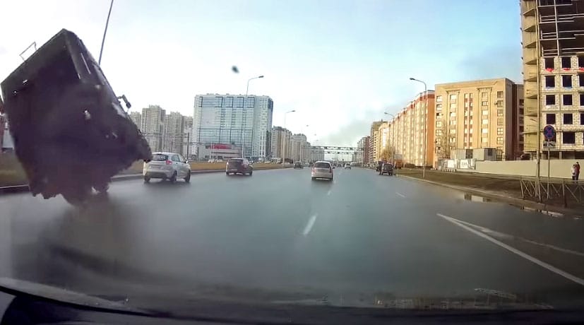 Repülő kukásautóra talán még az orosz autósok sem számítanak – videó