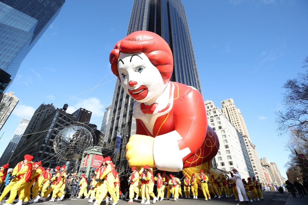 Ronald McDonald kilyukadt és eldőlt egy hálaadásnapi felvonuláson