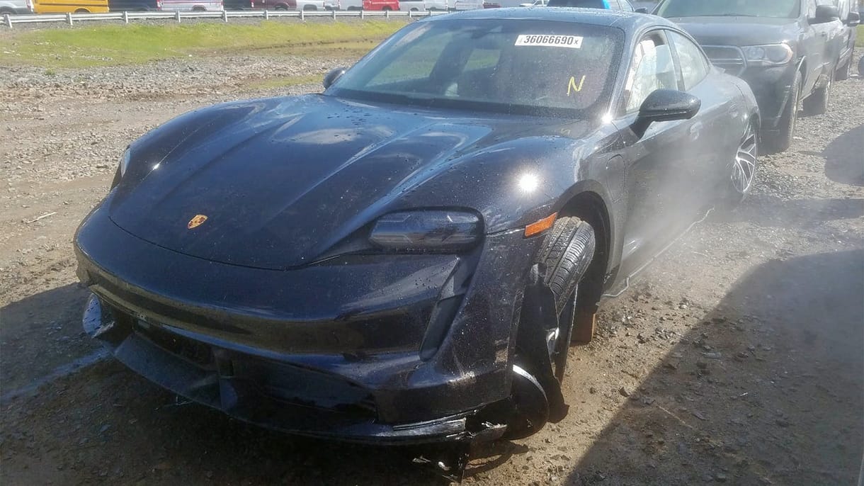10 perc alatt roncstelepre került a vadonatúj Porsche Taycan