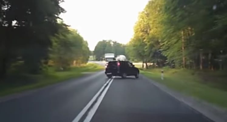 Semmi előjele nem volt a balesetnek, de a sofőr összehozta – videó
