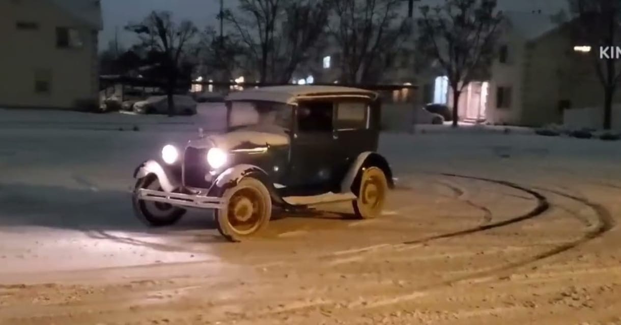 Közel 100 éves autójával driftelgetett a hóban a tulajdonosa – videó