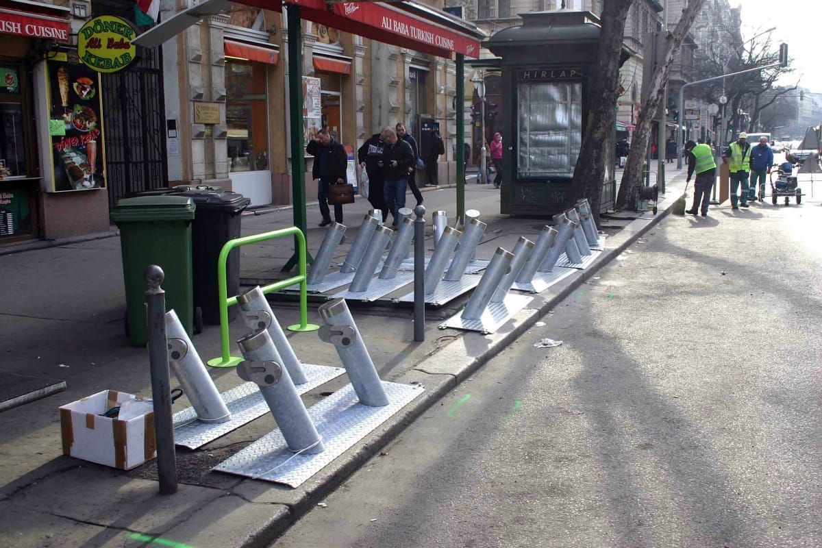 Fotók: végre megkezdték kiépíteni a Bubi dokkolóit a belvárosban