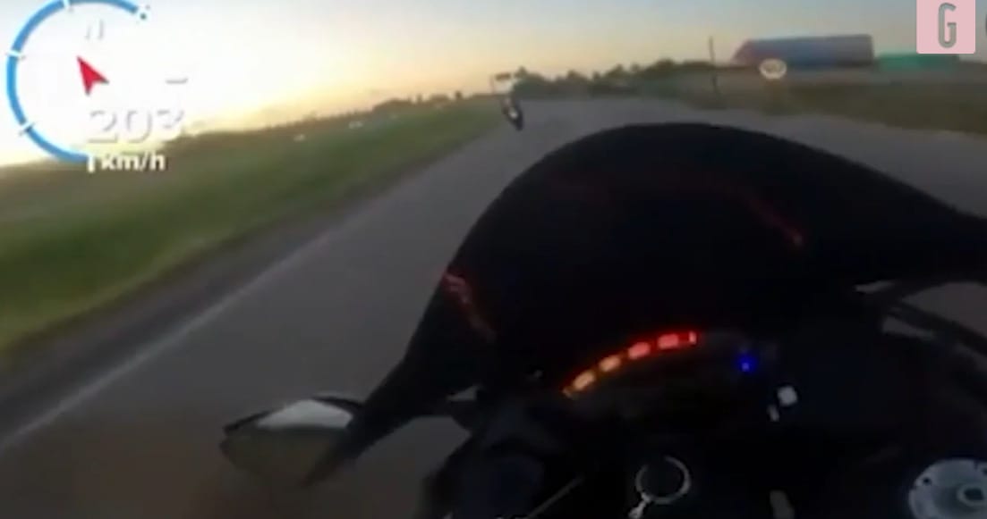 Esélytelen volt a motoros, amikor 200-as tempónál meglátta maga előtt az autót – videó