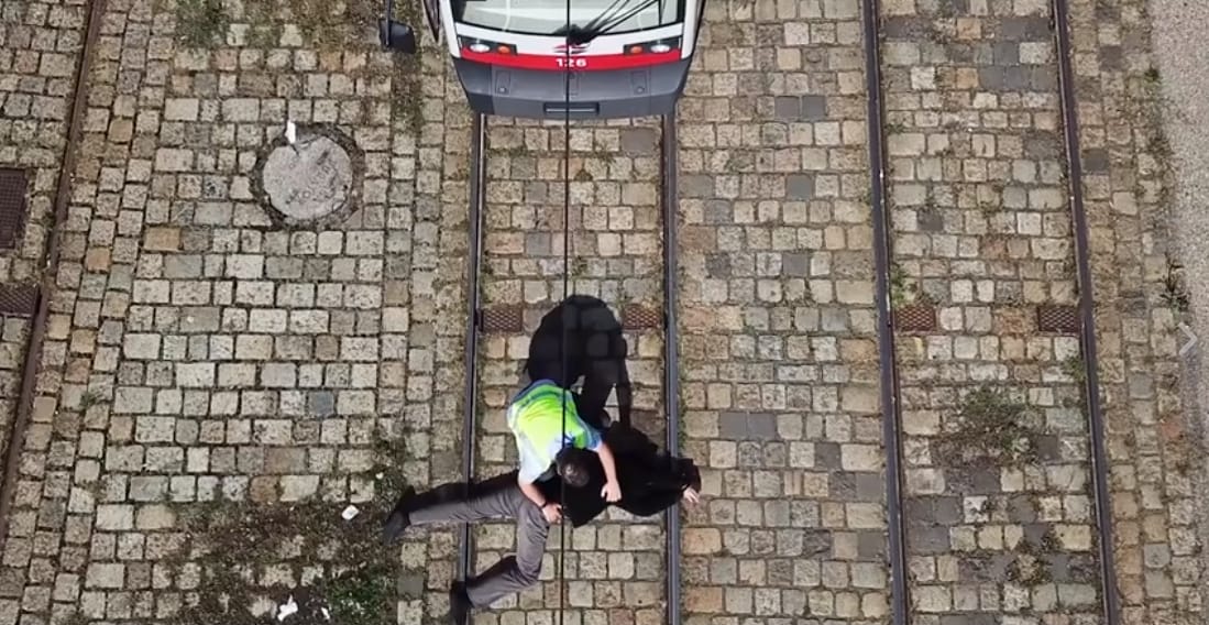 Durva villamosgázolós videóval rettentik el a figyelmetlen utasokat Bécsben