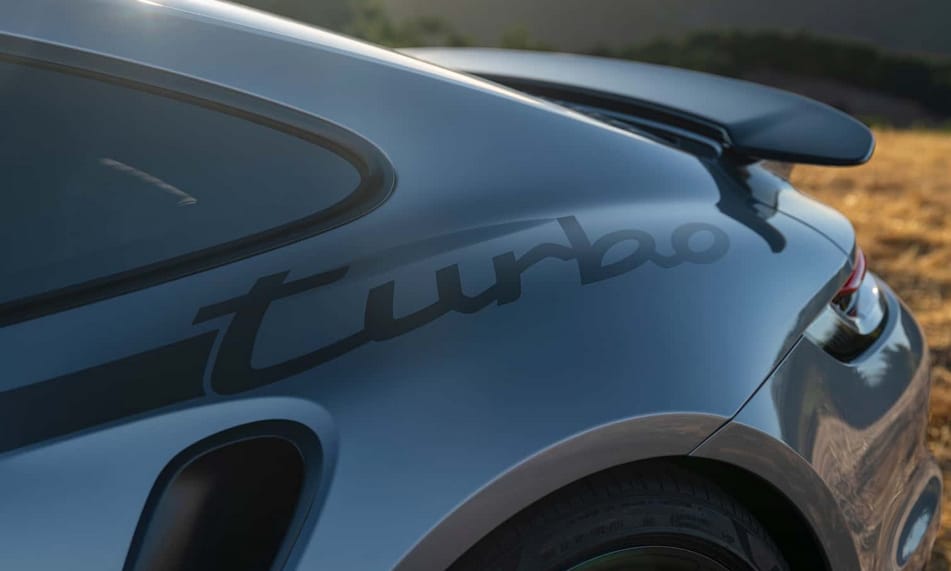 Retró kockás kárpitos ülésekkel hódít az 50. szülinapi új Porsche 911 Turbo