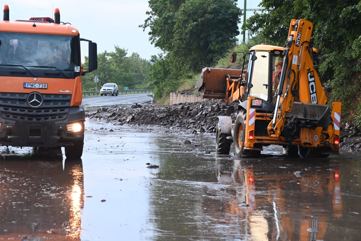 Két hónap után szlalomozás nélkül járható a 12-es főút
