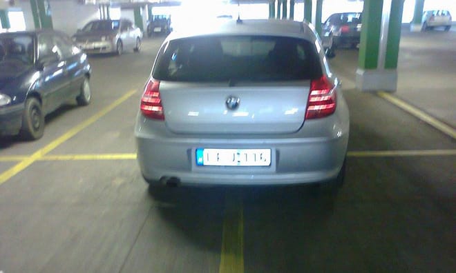 Bunkó parkolás: Ugye, hogy a legkisebb BMW is csak nagy helyen fér el