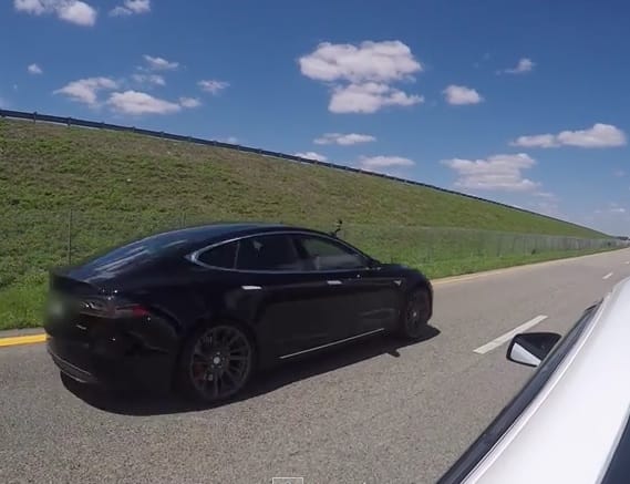 Csúnyán beégett a Lancer Evo a Tesla ellen – videó