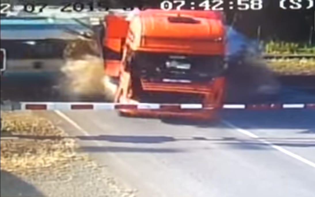 Úgy ment át a vonat a kamionon, mint kés a vajon – videó