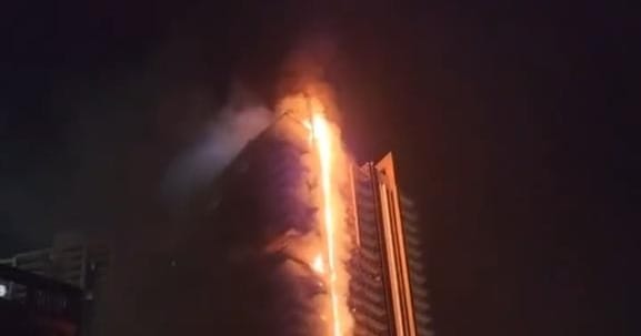 Hatalmas lángokkal égett egy felhőkarcoló a dubaji Burdzs Kalifa közelében