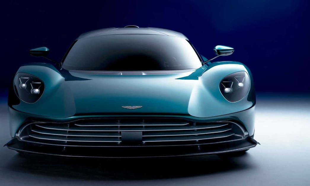 950 lóerős hibridként itt az új Aston Martin Valhalla