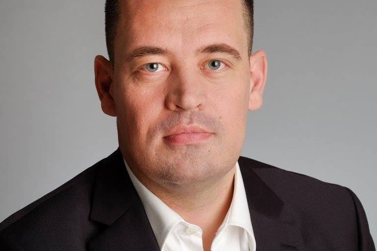 „Alkotó energiává válik benne a harag, amiért elmutyizták a rendszerváltást” – portré a figyelemfelkeltő akcióiról elhíresült Keresztény Zoltánról