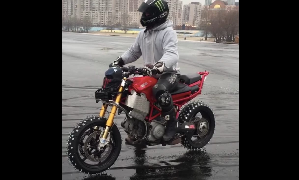 Jégen akart motorozni az orosz férfi, kitalálja, hogy mi lett a vége? – videó