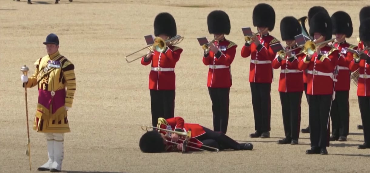 Olyan meleg van Londonban, hogy a katonai parádé próbáján ájult el egy díszőr – videó