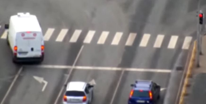Így dolgozik össze a drón és a civil rendőrautó – videó