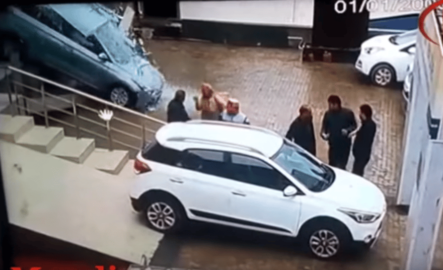 Szegény vevő alatt elszabadult az autó, lerombolta a kereskedést – videó