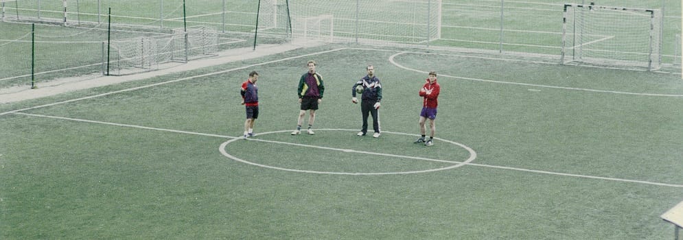 „Idegen ország a múlt” – itt a Szabó Benedek és a Galaxisok új klipje