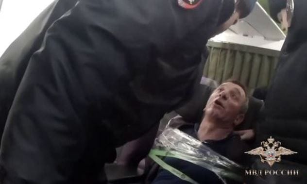 Olyan részeg volt az utas a repülőn, hogy az üléshez kellett ragasztani