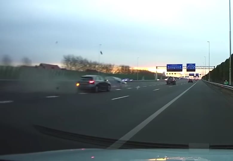 Ez történik, ha valaki 25 km/h-val poroszkál az autópályán