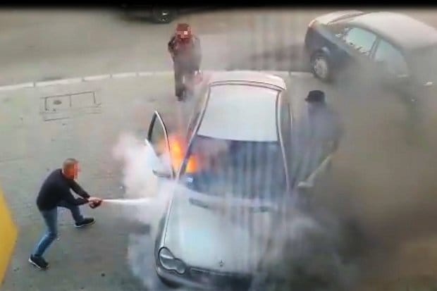 Videó: lángoló Mercivel parkolt le egy idős pár