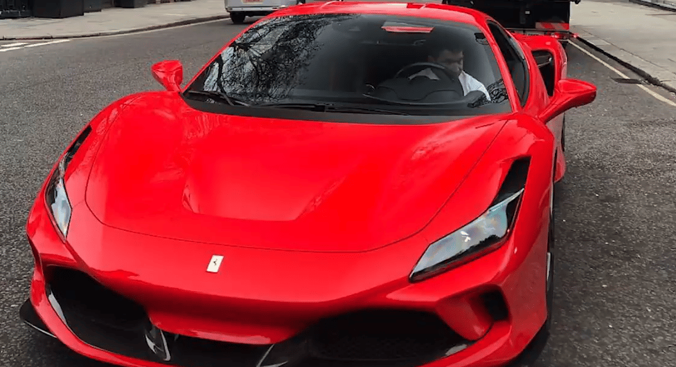 Először bukkant fel a legújabb Ferrari szupersportkocsi természetes élőhelyén - videó