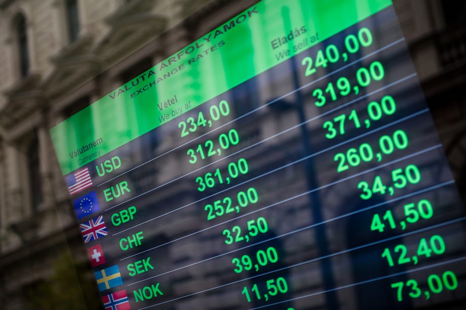 295 forint az euró, 245 forint a svájci frank