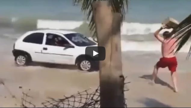 Feldühödött az apa, bezúzta a tengerparton kocsikázó autós szélvédőjét – videó
