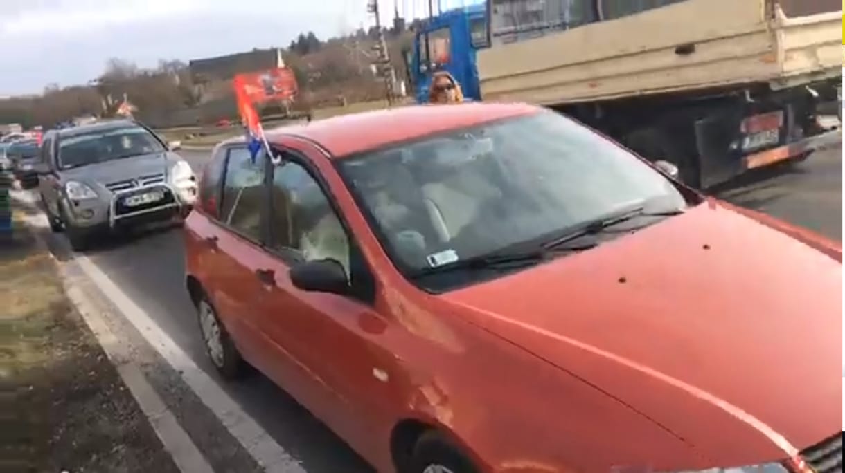 Félpályás útlezárást tartottak Veszprémben a rabszolgatörvény ellen