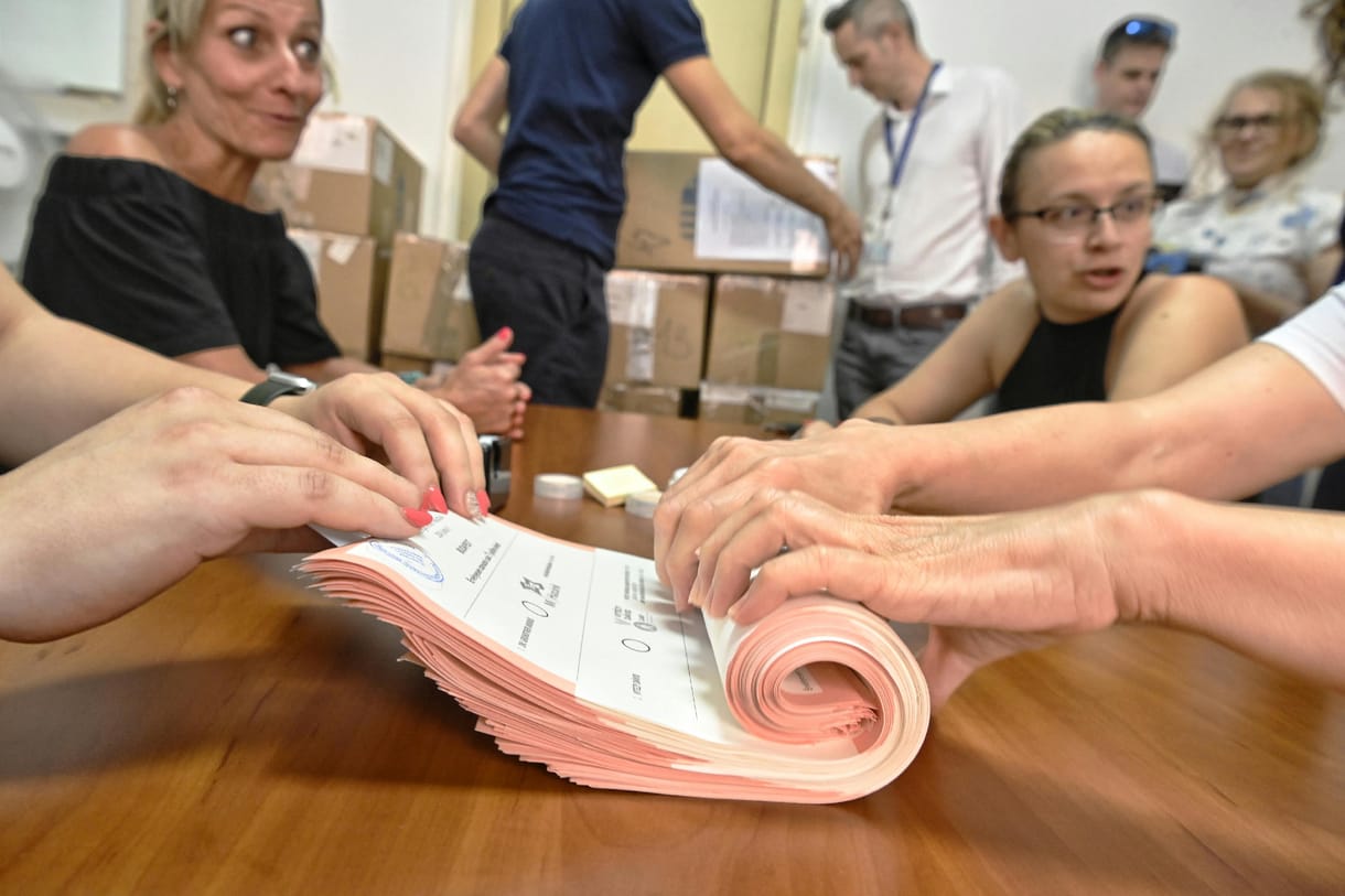Csavarna egyet az NVI a választás menetén: időközi helyett csak a szavazást ismételtetnék meg szavazategyenlőségnél