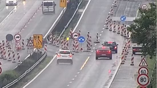 Ijesztő, mennyire meg tudják kavarni a sofőröket az autópályákon kirakott terelő jelzések – videó