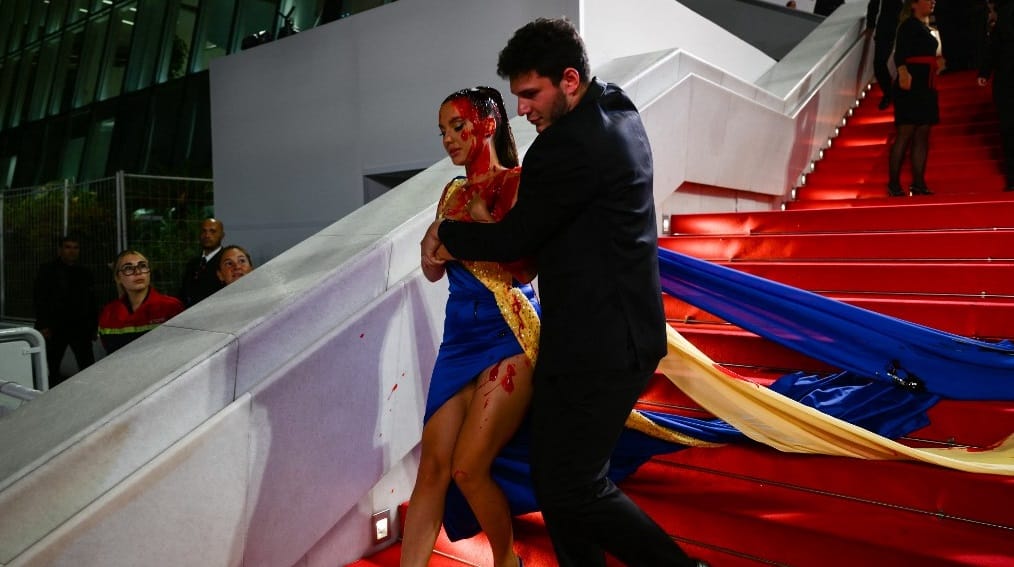 Művéres zacskókat kapott elő a dekoltázsából egy ukrán színekbe öltözött nő a cannes-i filmfesztiválon, majd tartalmát szétkente magán