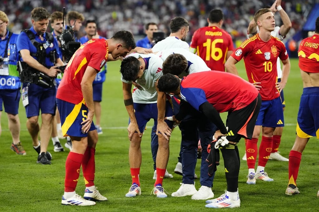 Videó: Centiken múlt, hogy súlyos sérülést okozzon a pályára rohanó szurkoló a spanyol–francia meccs után