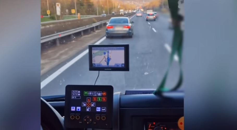 Mentőautó előtt száguldott egy Audi, nem akarta elengedni a szirénázó rohamkocsit – videó