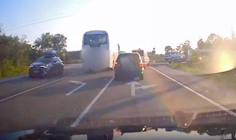 Videó: Kanyarodó sávon előzve száguldott végig a buszos