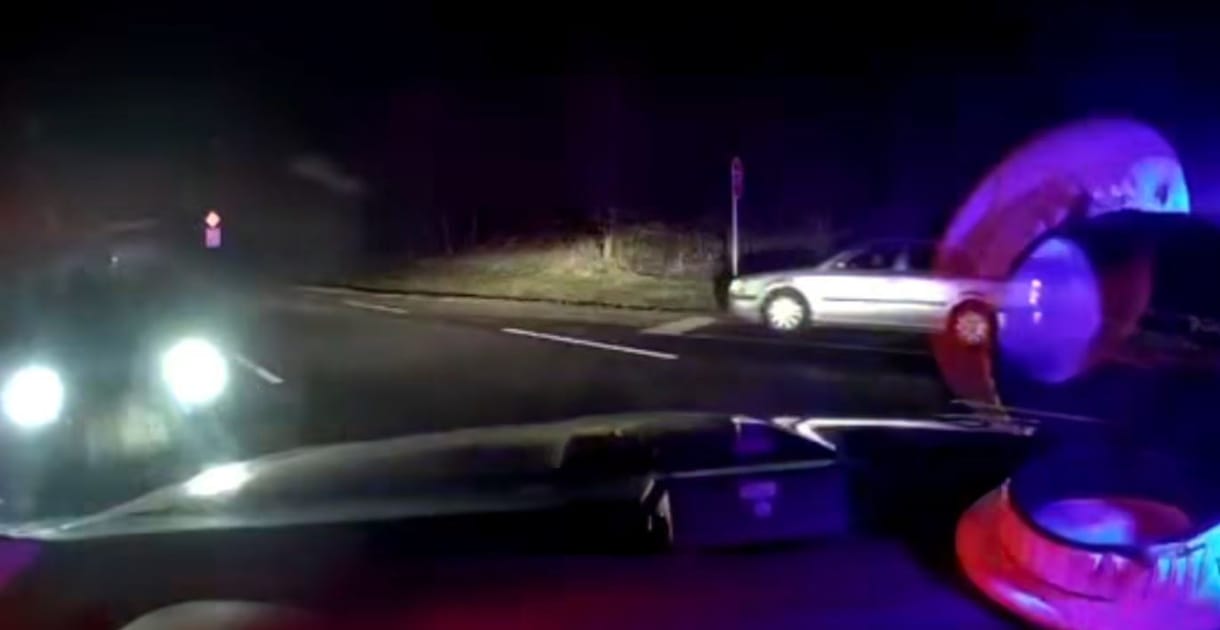 Villogott, szirénázott a baleset mellett álló rendőrautó, mégis nekicsapódott egy figyelmetlen autós – videó