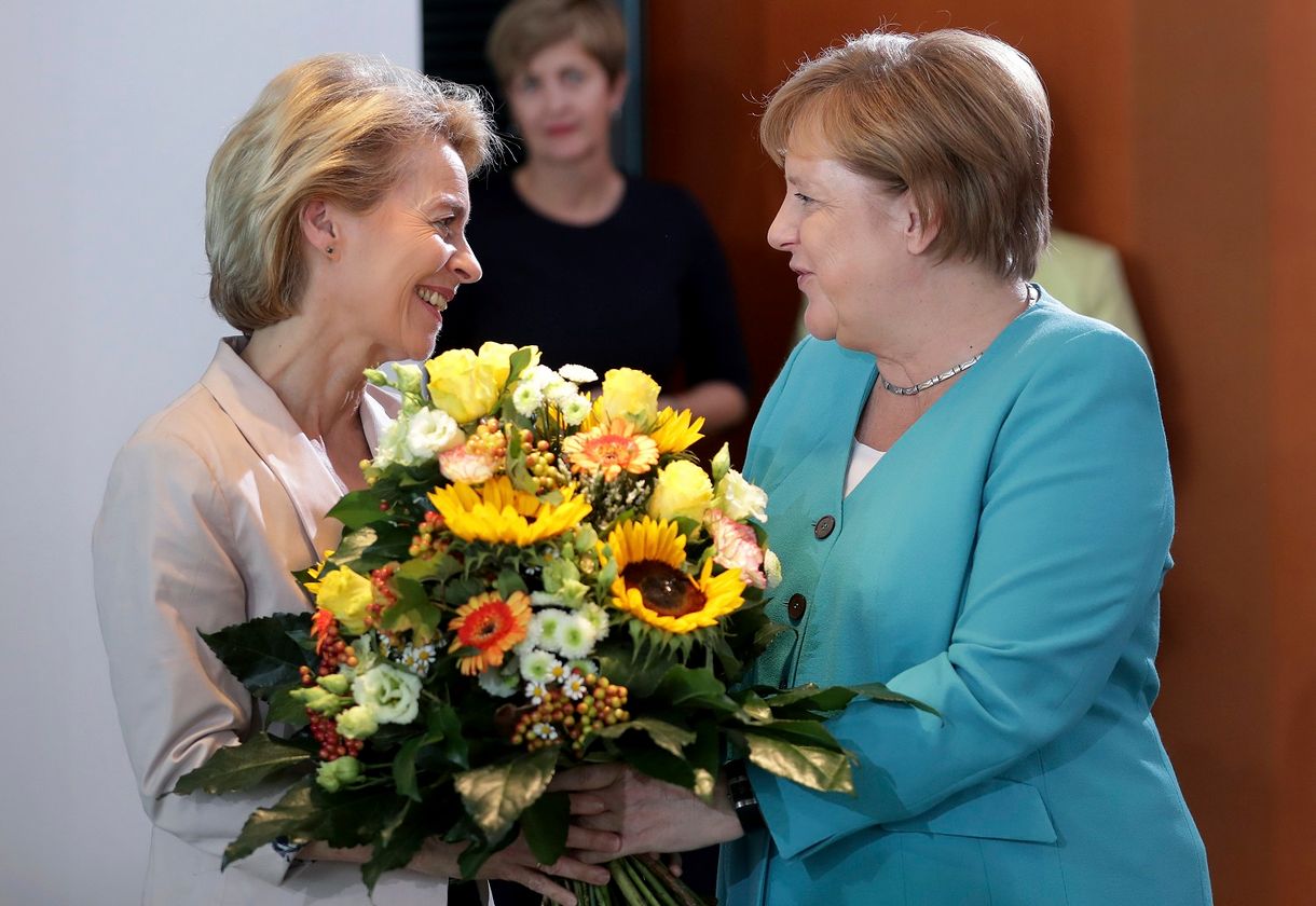 Érzékeny búcsú: virágcsokorral köszöntötte Merkelt Ursula von der Leyen