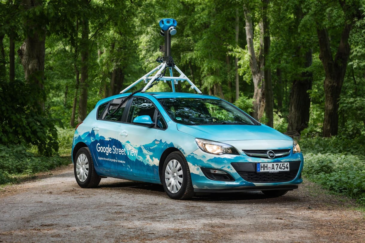 Vasvillával támadtak Balatonőszödön a Google Street View autójára