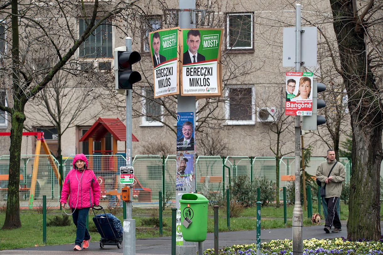 Oktatóvideó a kétfarkúaktól: így kell leszedni a választási plakátokat