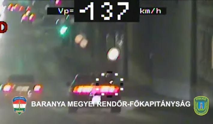 A rendőrök előtt kezdett gyorsulási versenybe két autós Pécsen – videó