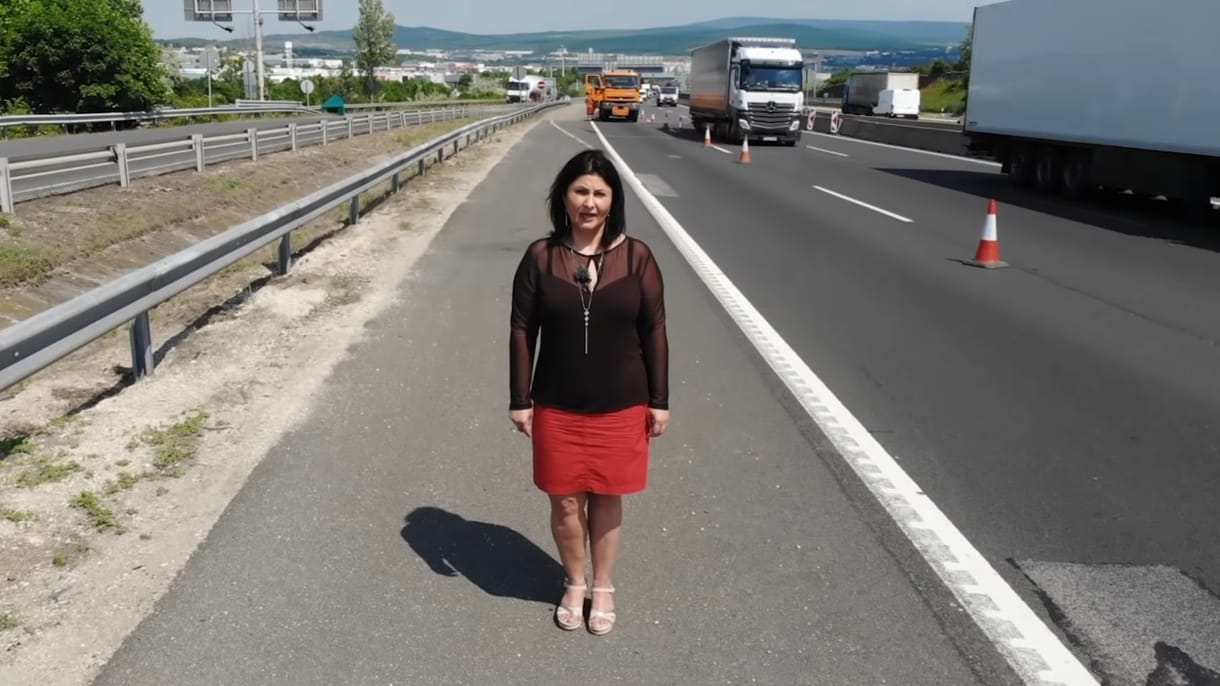 Egy elhunyt közutas özvegye videóban kéri az autósoktól, hogy óvatosan közlekedjenek