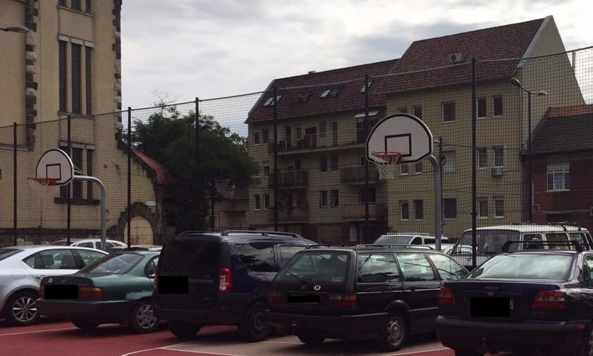Az új kosárpalánkok alatt parkolnak Kispesten – a polgármestert nem igazán zavarja